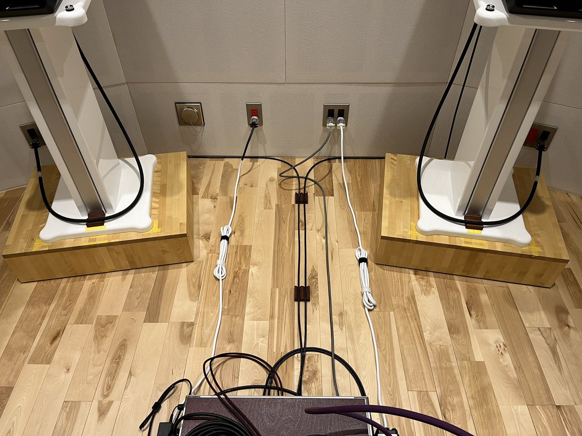 morisaki4425's tweet image. ワイヤリングの微調整をしました！左右の干渉を対策するだけでも音が良くなりますね。
#スタジオ 
#電源ケーブル
#ラインケーブル
#ARTISANSMASTERING