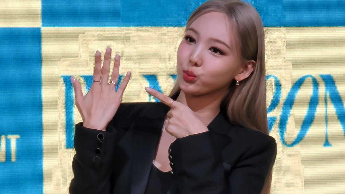 INYLOOK's tweet photo. IM NAYEON IS HERE https://t.co/GE4Fd8YdnQ