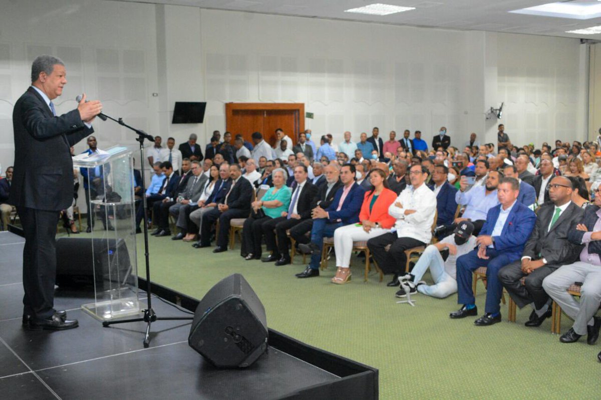 LeonelFernandez's tweet photo. Magnífico lanzamiento de la plataforma del Sector Externo en Santiago, donde recibimos el apoyo de cientos de ciudadanos, aunque preocupados por la amenaza de retroceso que representa el actual gobierno, ven en nosotros la esperanza de un mejor futuro.¡Bienvenidos!
#FPSeFortalece https://t.co/e8bYbzQWEt