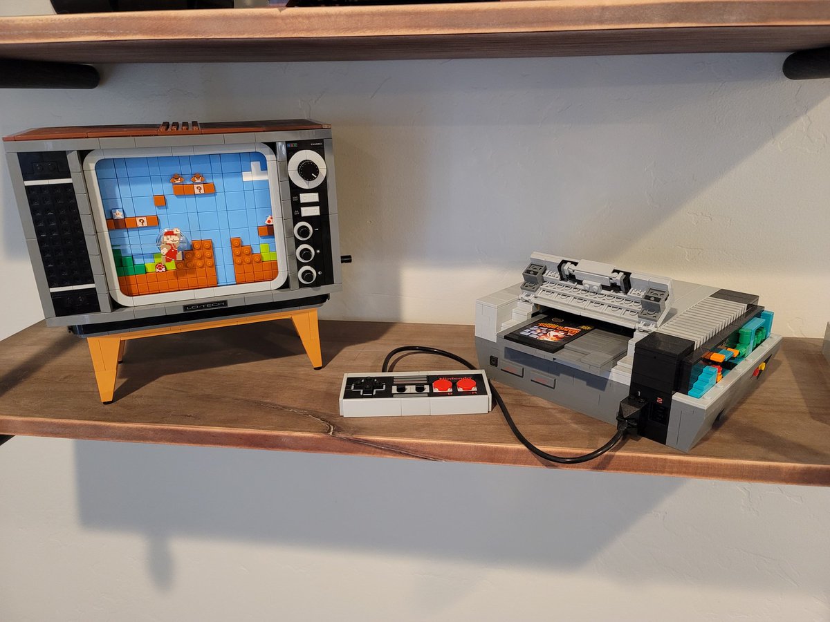 MrRokwar's tweet photo. This Super Mario Bros thing seems pretty cool but I can't seem to get past the first level 🤔 🤔 https://t.co/HcTaSe32ip