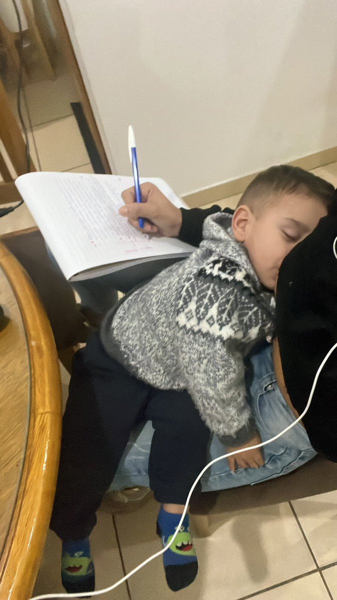camideheza's tweet photo. Tengo tanto que estudiar y Fausti si no estoy yo al lado no se queda en ningún lado sea la hora que sea 🫣 https://t.co/L2JNJdyfam