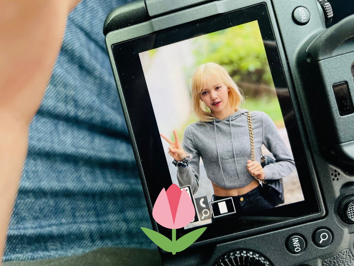 LucyNguyen0903's tweet photo. má ơi, cảm giác chỉ cần bấm máy thì auto có hình đẹp của Lisa! 
SAFE FLIGHT LALISA
#LisaAimeParis https://t.co/1U0k3Xoi9x