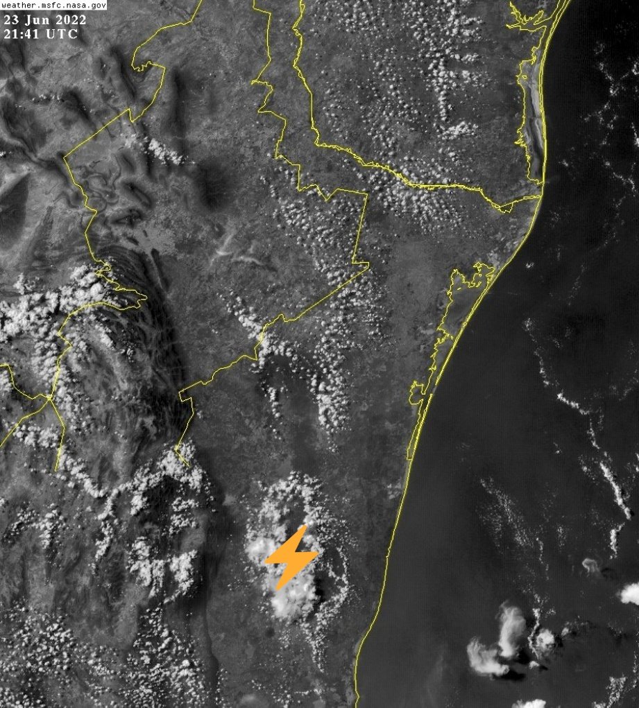 La actividad de lluvias disminuyó considerablemente a comparación de ayer y antier; tiempo mayormente estable y ambiente caluroso domina 🌤️🥵

🟡🐫Presencia en bajas a moderadas concentraciones de polvo del #Sahara está tarde en el territorio Tamaulipeco.