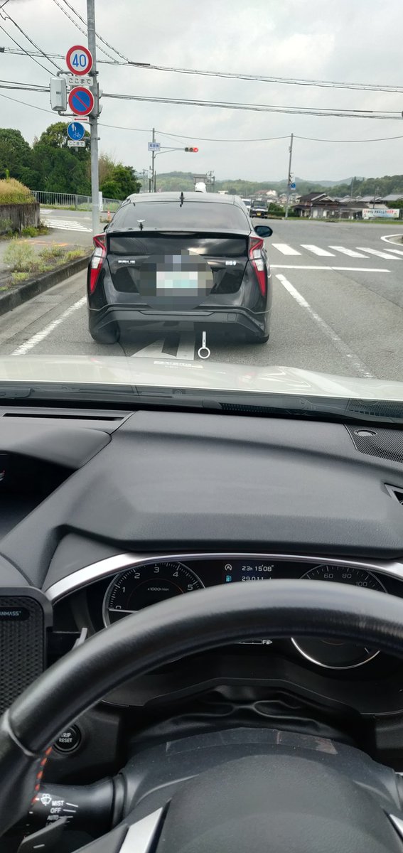 k5_xyz's tweet photo. なんか前の車に吊り革ついてる…(笑) https://t.co/0JlwmlUrdI