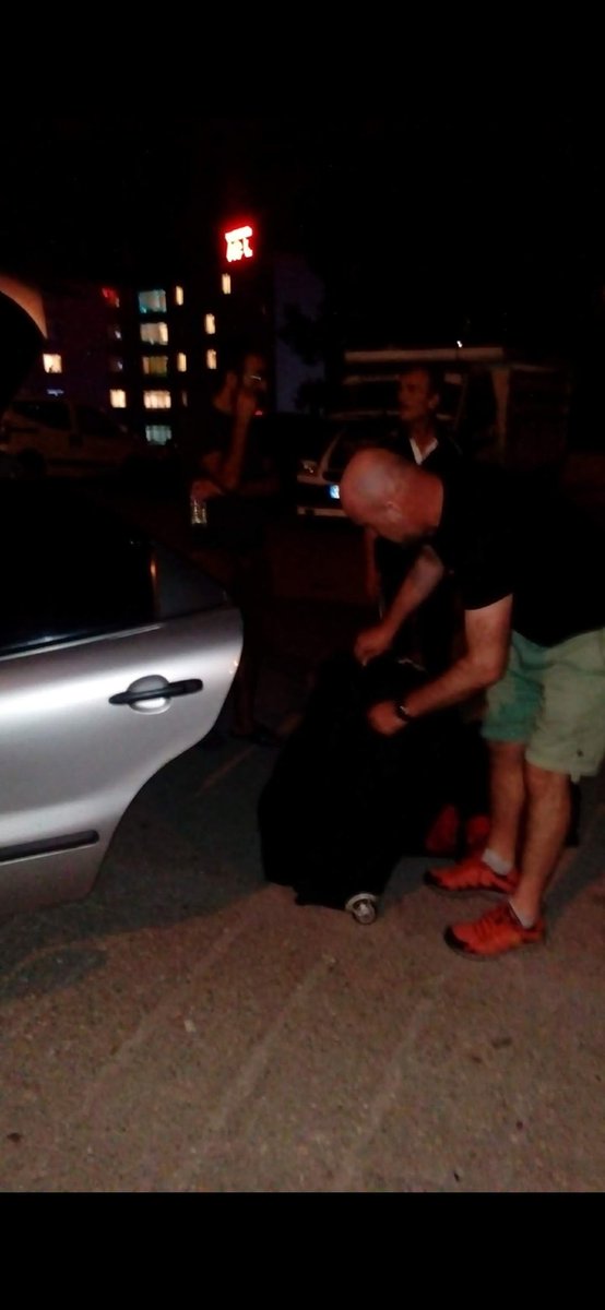 Şu fotoğraf benim canımı yakıyo bi baba var 3 oğluda yanında fotoğraf çeken ben acıyıda ah be senatoryum.