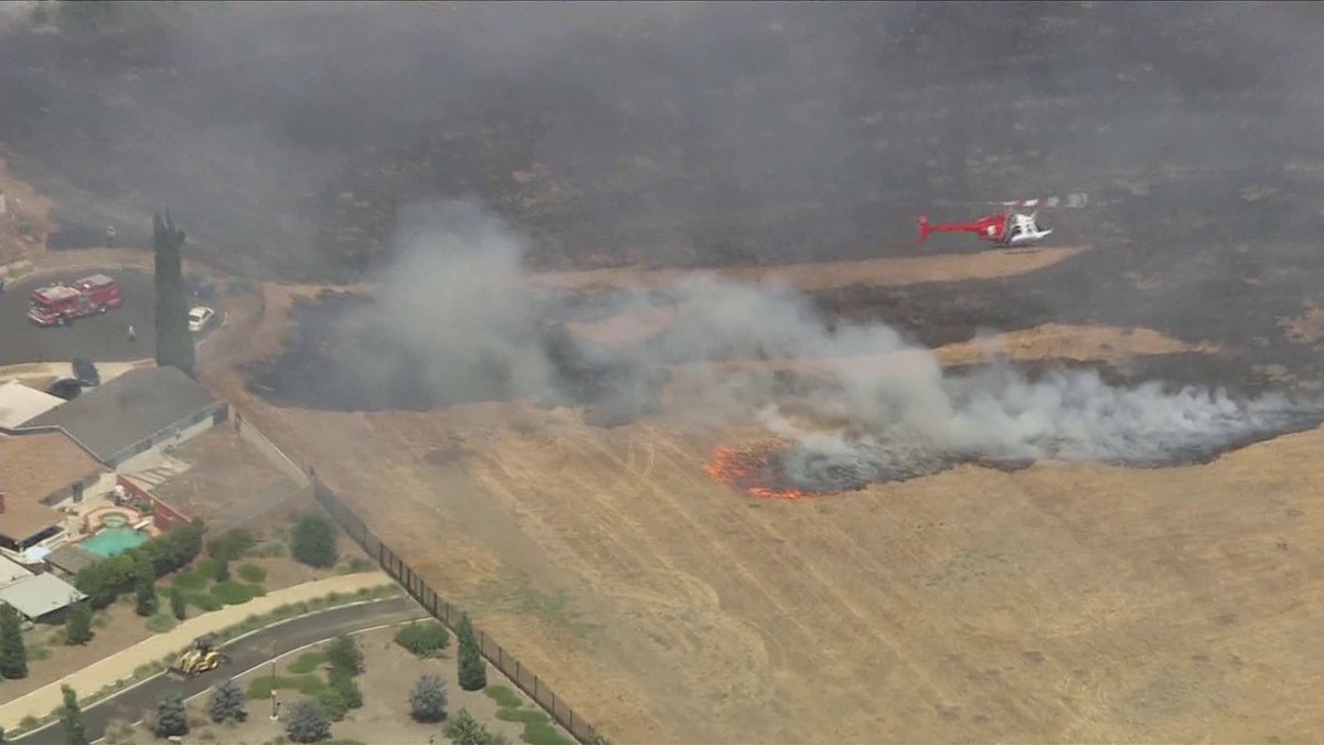 mrsambader's tweet image. #LAFD is currently battling a brush fire that is burning close to homes in the #Sylmar area. @KTLA 's Sky5 is overhead.