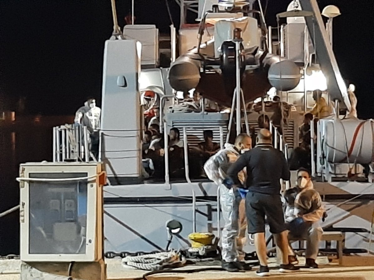 giadadrocker's tweet photo. #migranti Approdate a #pozzallo le prime due navi con a bordo 180 persone (delle oltre 500) salvate da motopesca a 90 miglia da coste siciliane. #CP325 ha iniziato lo sbarco, seguirà #PV9 Cimone #GDF. Sul posto a documentare per #AGI https://t.co/8kRYv6OCYd