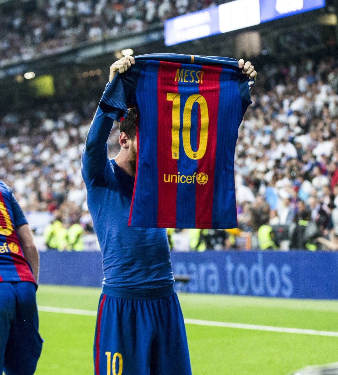 ActuFoot_'s tweet photo. Le jour où Leo Messi rappelait au Bernabeu qui il était. 🔵🔴🐐 https://t.co/LmhUXtu7CN