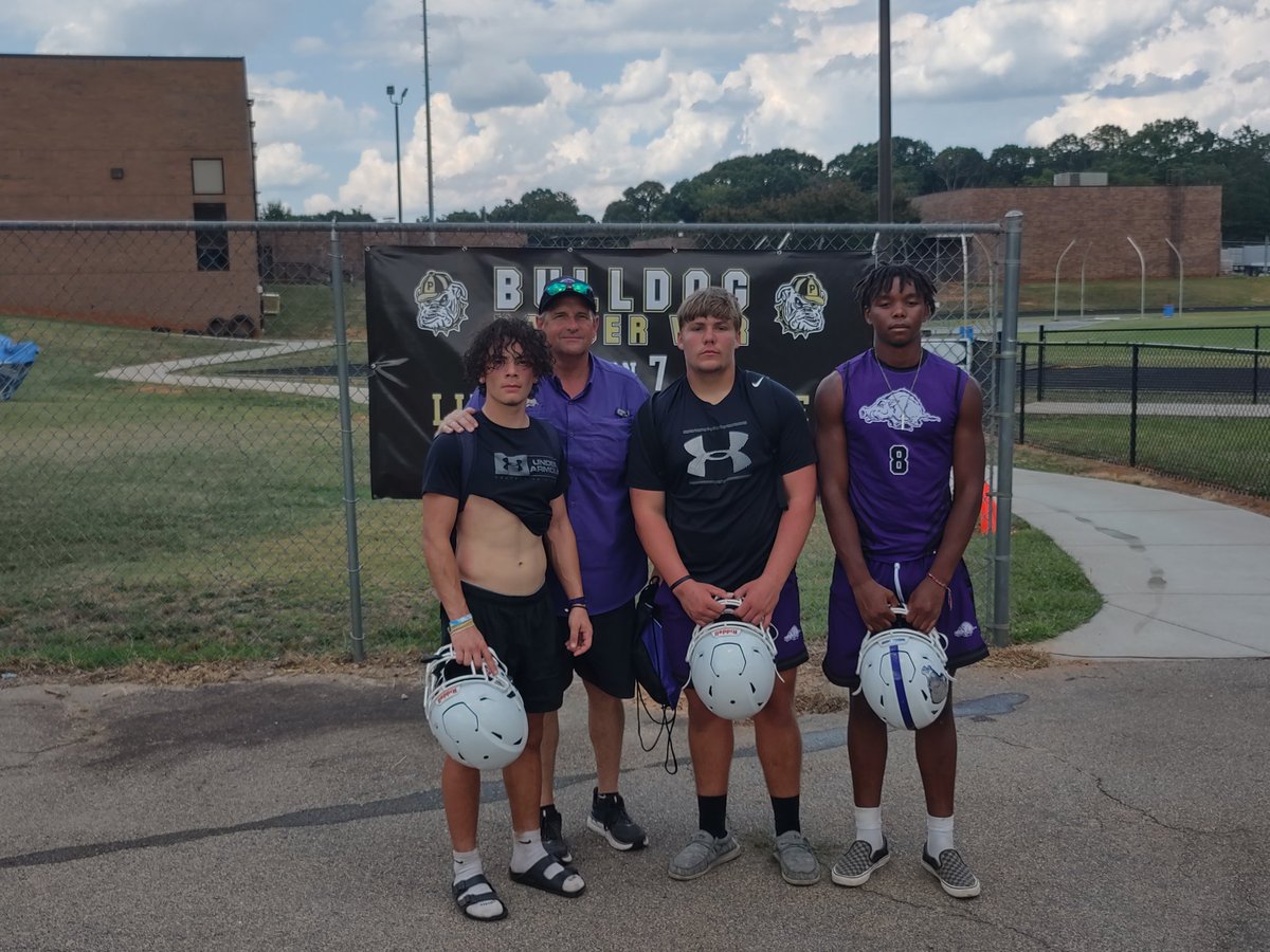 WalhallaHSFBall's tweet photo. Thank you @PHSBulldogsFB for hosting the 7on7. Razors learned a lot & advanced to the final four of the 16 team field. Lineman also finished 4th in the Line Challenge with John Ezell & Garrett Simpson winning an event. #keepworkimg @padgett_johnson @CoachLChambers @RazorbacksA https://t.co/kMKTZz5O4z