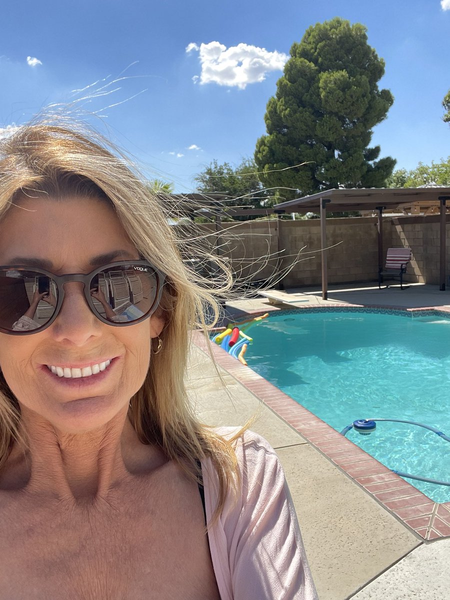 Who sees a pretzel cloud in the sky. I know I see food everywhere. 😂 #iseefood #foodie #PoolParty #PoolTime #meandthesun #ilovesun #bearfoodkitchen #pretzels