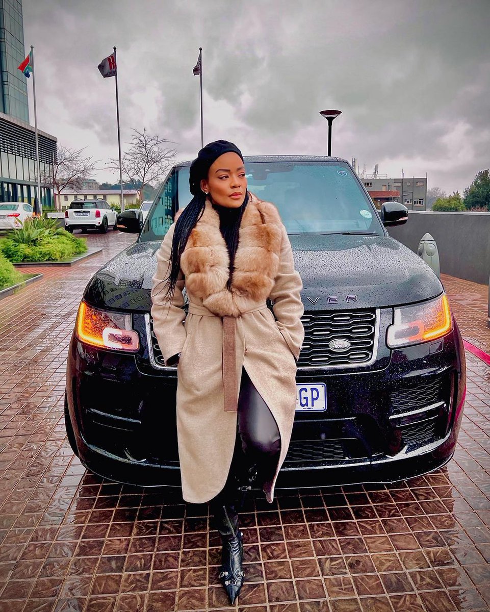 ParisaJacob's tweet image. With the weather creeping in, it's time to brace for the cold my loves. Remember, a Lioness in winter, still packs a mighty roar!✨
#GoalGetter 
#cold #winterfashion #luxurycars #rangerover #johannesburg #winteriscoming #bossmovesonly #fashion