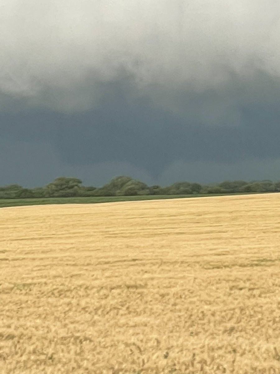 Jbukow2's tweet image. Possible funnel/tornado at 5:26 pm looking northwest from Dorrance, KS @NWSWichita #kswx