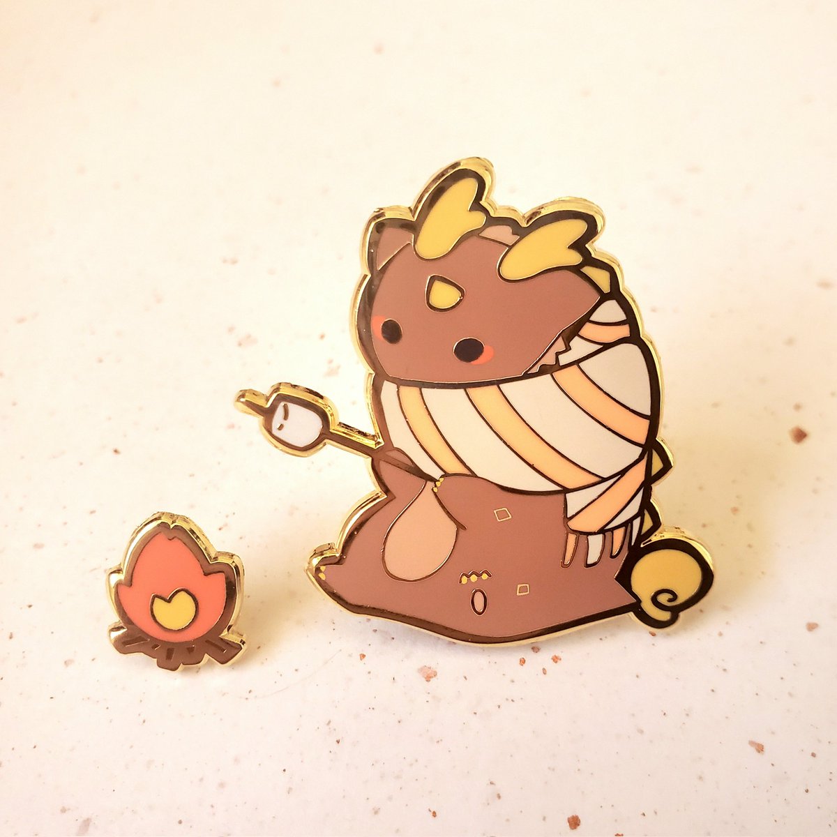 「These pins will be available next shop u」|Nagarniaのイラスト