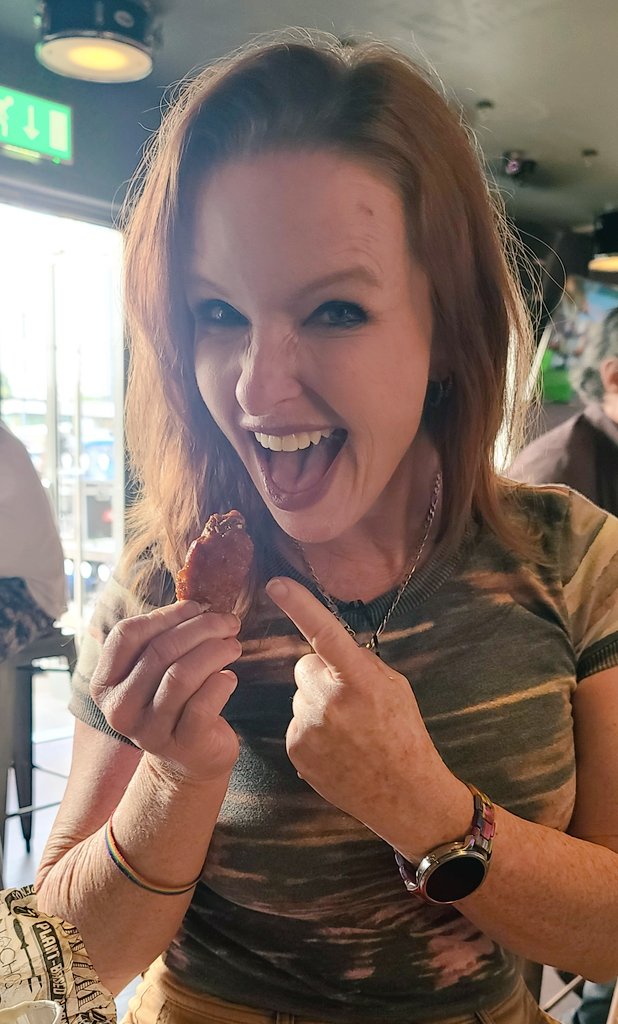Susanrosemusic's tweet photo. Yep! When in Rome.. or London🤣🍗🍗🍗🍗🍗🍗
#winginit #chickenwingqueen https://t.co/wEMOnwCJ4C