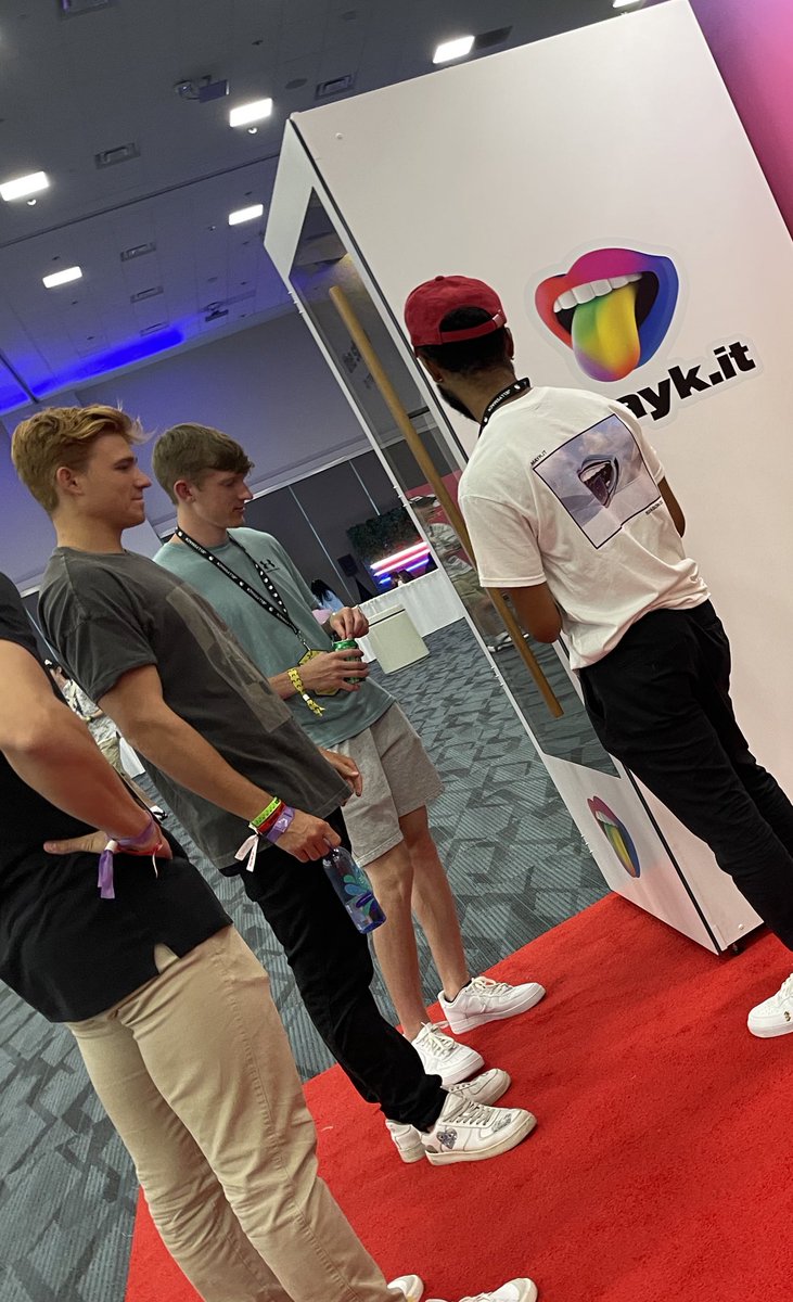 stefan_loops's tweet photo. music is no longer just for the music elite &amp; perfectly talented few. every single one of you can be an artist. ❤️ #VidCon2022 #vidcon #maykit https://t.co/7t35dmvQRZ