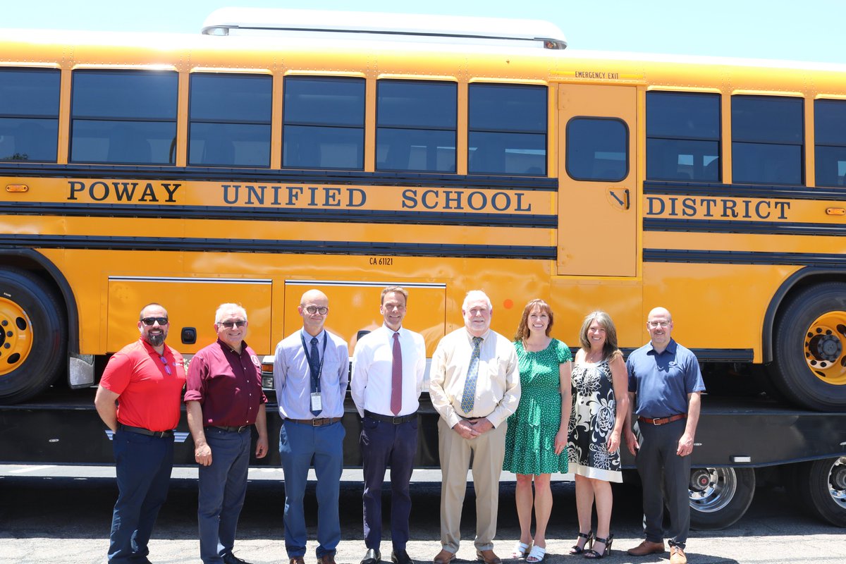 PowayUnified's tweet photo. Special delivery! 🚍 Today #PowayUnified unveiled 8 of our 28 new electric school buses. The PUSD bus fleet is now nearly 32% alternatively fueled - we are excited to put these buses to use! Thank you to all who came out to take a sneak peek today. https://t.co/nTTfAWEynY