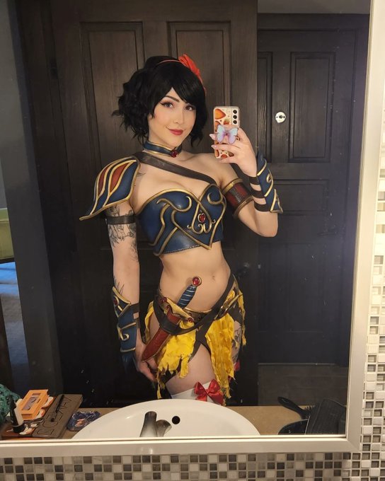 My finished Snow White! 🍎 https://t.co/beKG5DUPYU