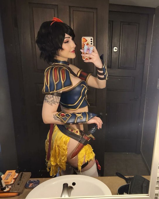 My finished Snow White! 🍎 https://t.co/beKG5DUPYU