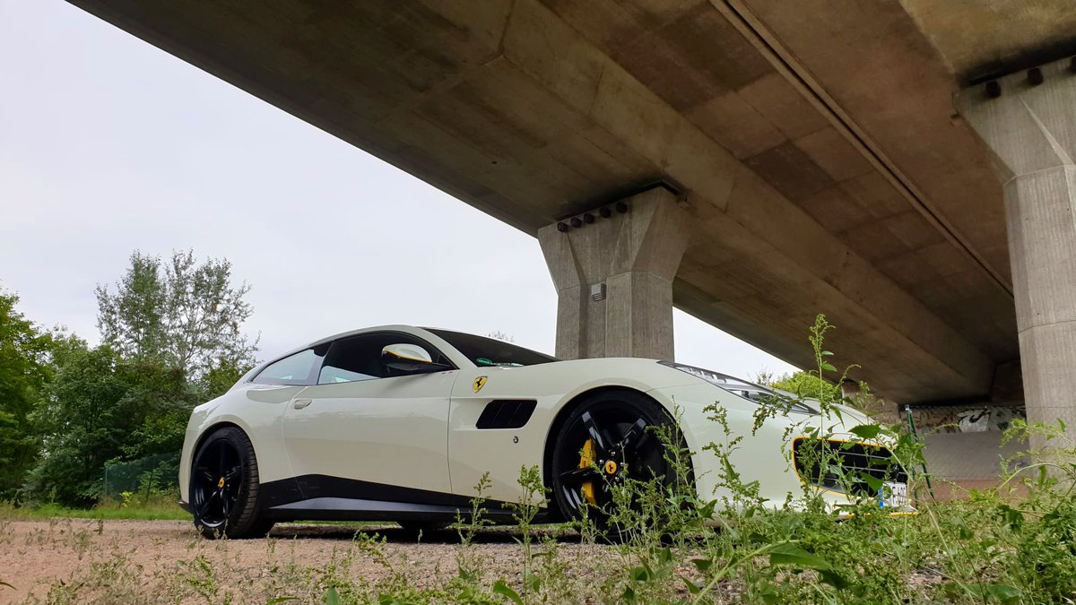 VWGolf7GTIPerf's tweet photo. #Ferrari #GTC4Lusso #FridaysForFuture #ManGönntSichDochSonstNichts #12ZylinderSauger #333kmh #DankeEnzo #DeutscheAutobahn #A4 #Car #cargirl #LetsGo #RobinSchulz #DriveLoud 🤍💛 https://t.co/rpeA8Ndpth