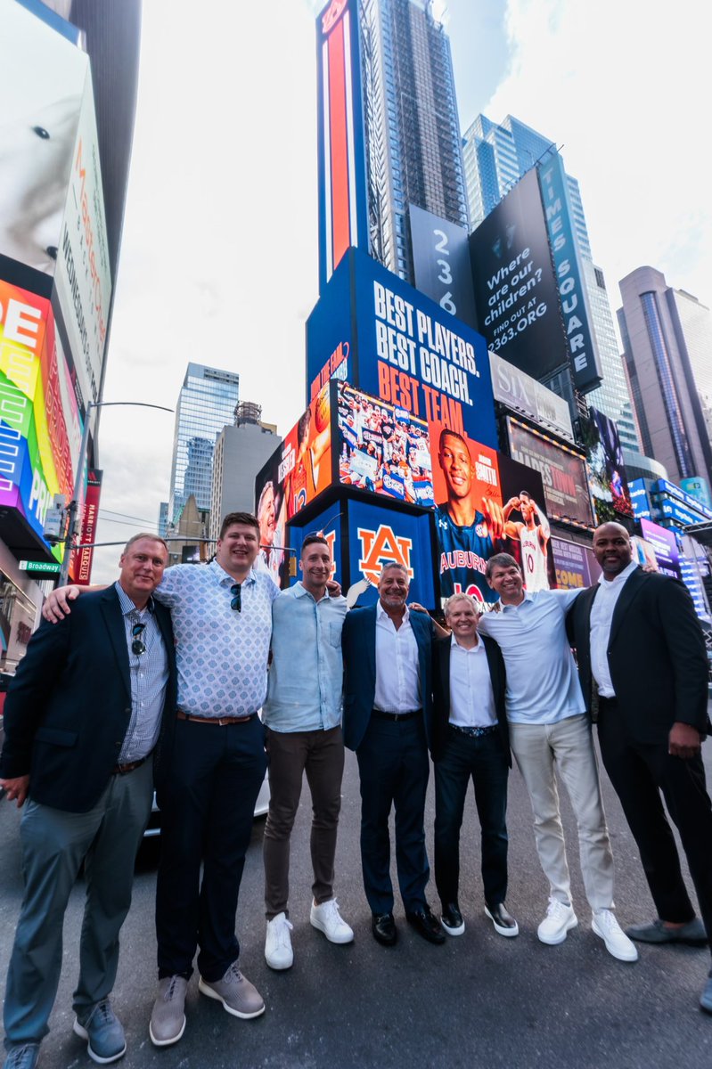 AuburnMBB's tweet photo. Times Square takeover 🏙

#WarEagle x #AUNextLevel https://t.co/cpNPY8cY0o