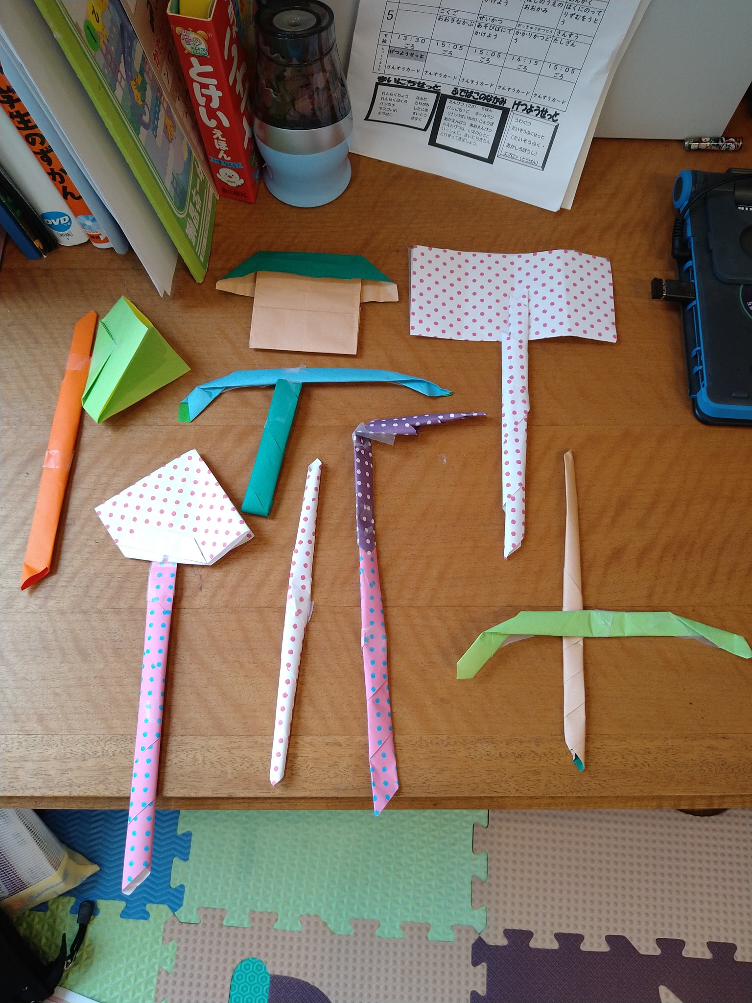 だれねこ マイクラが好きすぎる小学1年生の息子が折り紙で道具を作って帰ってきた 左から斧 シャベル ツルハシ 棒 鍬 ハンマー 剣 ほんとに好きなんだな T Co Djbytlf0as Twitter