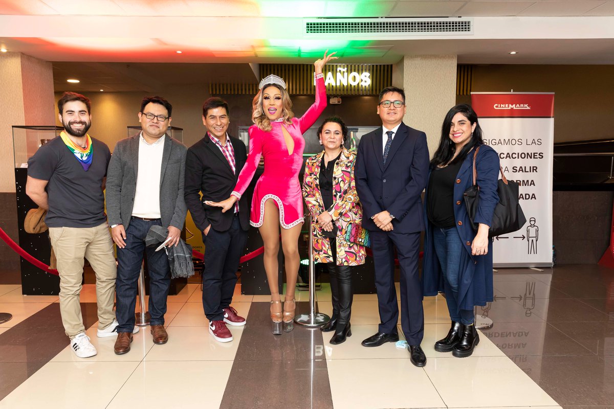 RochePharmaPeru's tweet photo. Anoche fuimos parte de una fiesta que nos llena de orgullo 🏳️‍🌈🤩.
Junto a nuestrxs gerentes de asuntos públicos e innovación en salud, comunicaciones y políticas públicas, estuvimos en la premier de #InvasiónDrag. (1/2)

#LaSaludDelFuturo #KeroLab #Orgullo #Pride #RuPaul #Drags https://t.co/fnxohc9TG6