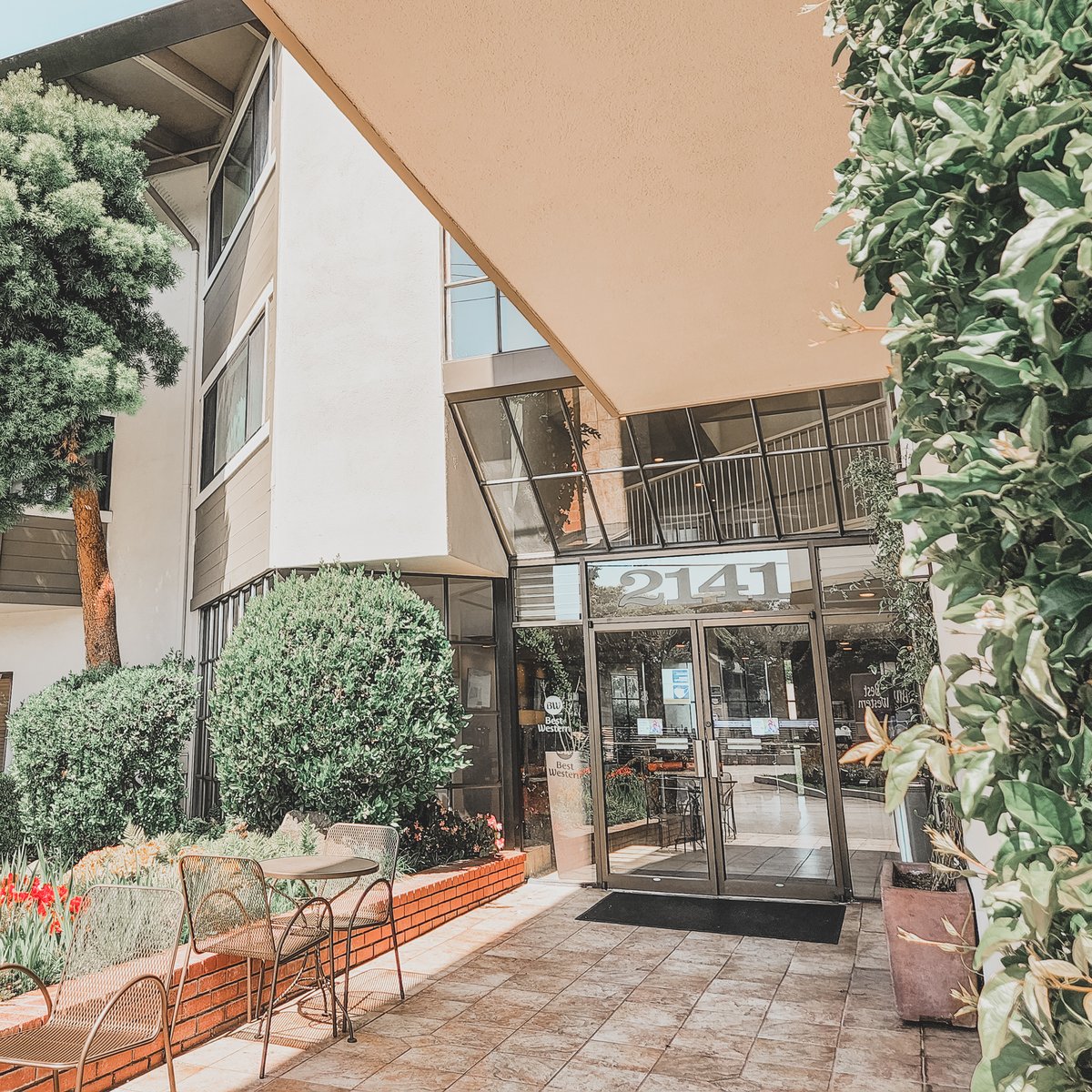 BroughtonHotels's tweet photo. Welcome to your summer getaway at the Best Western De Anza Inn !
.
.
.
#deanzainn #bestwestern #ecofriendlyhotel #monterey #visitmonterey #montereydreamin #montereyhotel #visitcalifornia #broughtonhotels #montereylife #staycation #weekendgetaways #itsbeingbroughton https://t.co/slDiqgCUVh