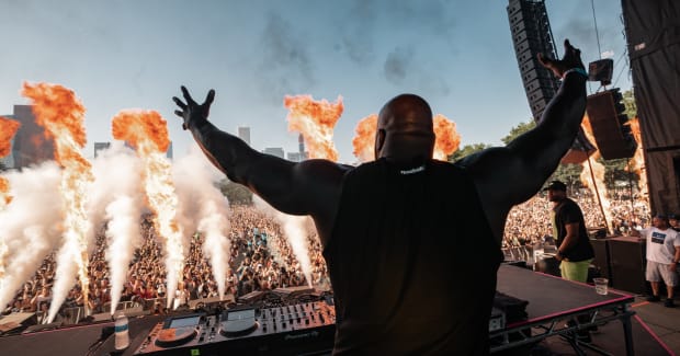 bjeaglefeather's tweet photo. Listen to a Hyperactive Drum &amp; Bass Mix From Shaq: @djdiesel's mini-mix features originals and remixes from the likes of #Nikademis, #Macsen, #Mylky and many more... https://t.co/6KMaB6FZwW | @TheEDMNetwork #ElectronicMusic #DNB #TheEDMNetwork https://t.co/R0YEmveKO6