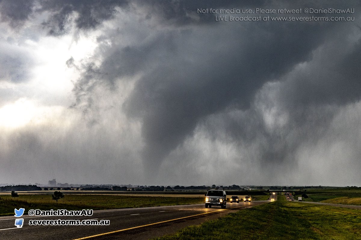 Fabien Delacour on Twitter "RT DanielShawAU Incredible view of the cone tornado that formed