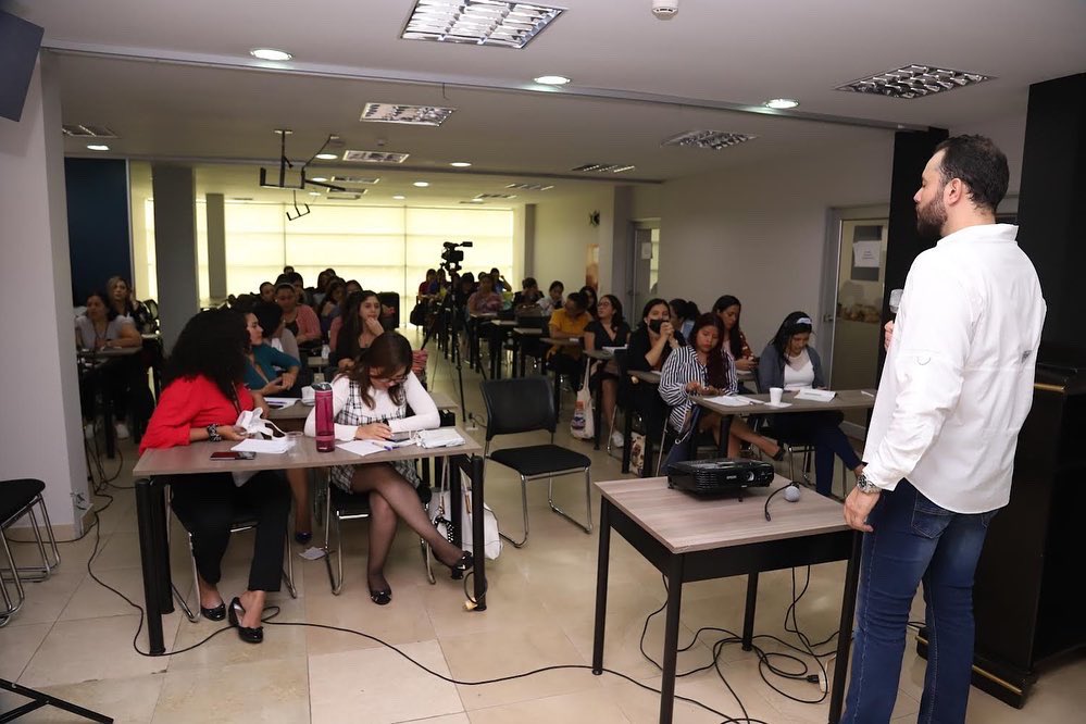 FDLibertad's tweet photo. En nuestro módulo de emprendimiento y finanzas nos acompañó Gonzalo Albán @Gonzaloxam quien capacitó a nuestras alumnas en “Design thinking aplicado en proyectos” 💡 🌟 @CristinaReyesec @fhs_ecuador https://t.co/DXZlX7Ct5U