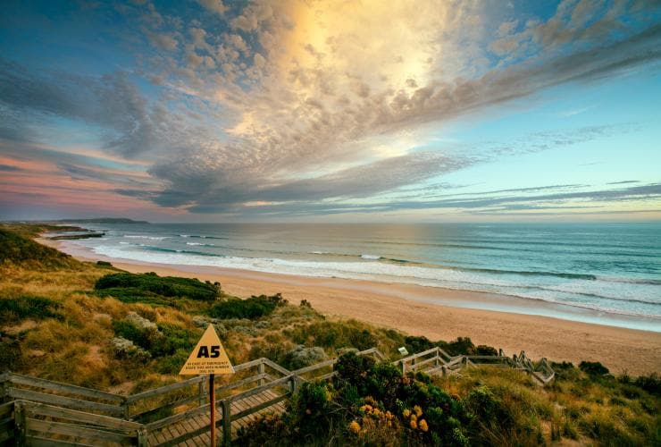 MaximusCampers's tweet photo. TAKE A DAY TRIP FROM MELBOURNE!
Aim to reach the #fishingvillage of #SanRemo
before midday to watch the #dailyfeeding of the
#pelicans & #stingrays. From here, a #bridge takes
you to #PhillipIsland. Take a #walk around rugged #CapeWoolamai with its striking #pinkgranitecliffs. https://t.co/QIaYywYebq
