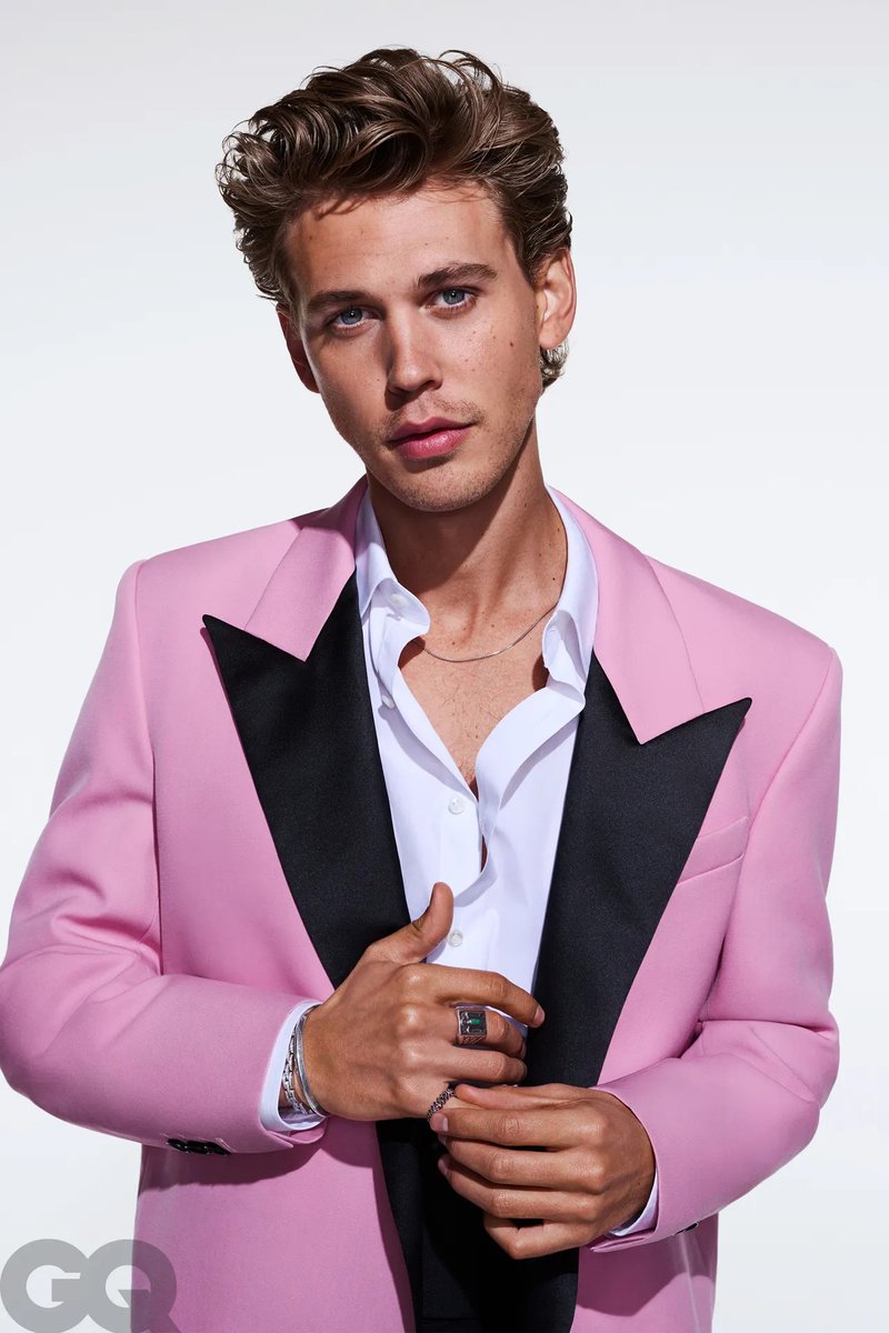 “His mother passed away when he was 23, and my mom passed away when I was 23. So when I learned that, it was one of those things where I got chills, and I just thought, Okay, I can connect to that.” —Austin Butler #Elvis gq.mn/7IVW6cI