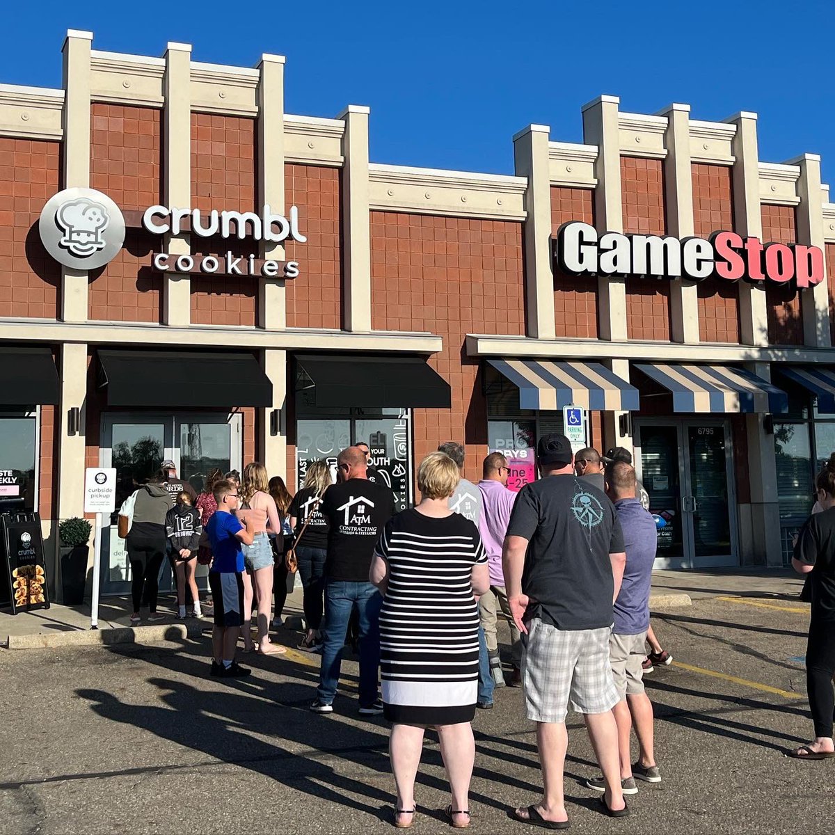 StarkCLE's tweet photo. We had a sweet day as owners Evelyn & Erika opened up @CrumblCookies at our Jackson Township property The Strip today!
Looking forward to a long (and delicious) partnership together! Congrats!!
#crumblcookies #atthestrip #itsallabouttheexperience https://t.co/pAPDOYuMRD