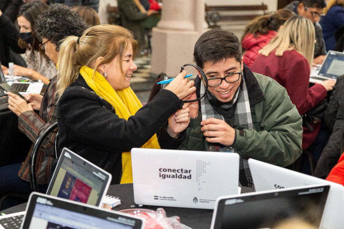 EducarseAr's tweet photo. 📸​ Algunas postales de lo que fue la primera jornada del Encuentro Nacional de Inclusión Digital Educativa en #LaRioja, en la que participan más de 300 directivos, especialistas y referentes de @conectargob de todo el país.

+ info: https://t.co/Xbj3AMCfpu https://t.co/JRGbkD7IzJ