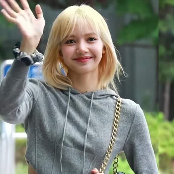 CmLy00906376's tweet photo. Cô gái này là của ai? Là của tui!!!

SAFE FLIGHT LALISA
#LisaAimeParis https://t.co/WgmSKnWKyA