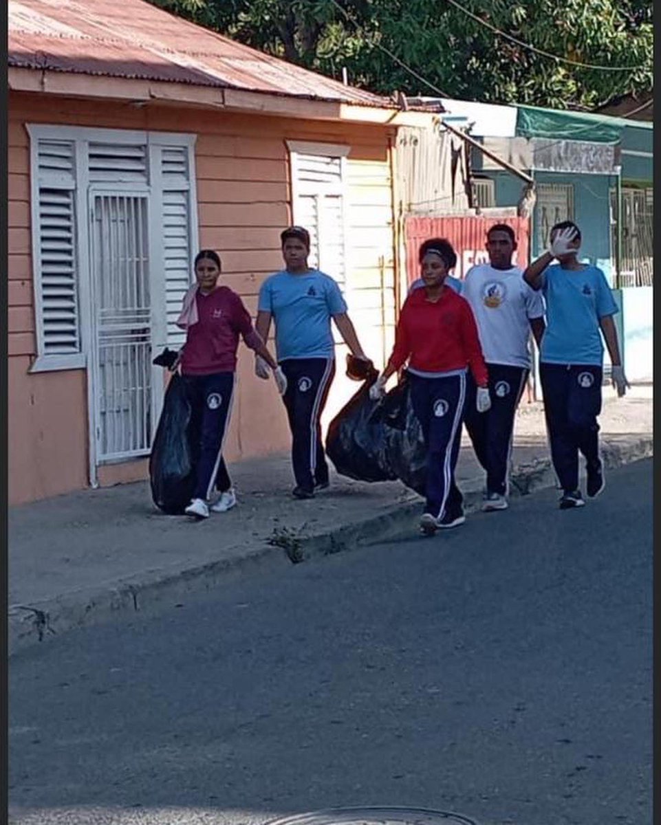 Gruddy30's tweet photo. Reconocemos el gran gesto de la jornada ejecutada en el día de hoy por el colegio Las Américas en el que se desplazaron por las calles del municipio de Azua de Compostela realizando una labor de recogida de desechos sólidos. Los aplaudimos. ¡Azua es la marca y hay que cuidarla! https://t.co/Gc7YbsXJOv