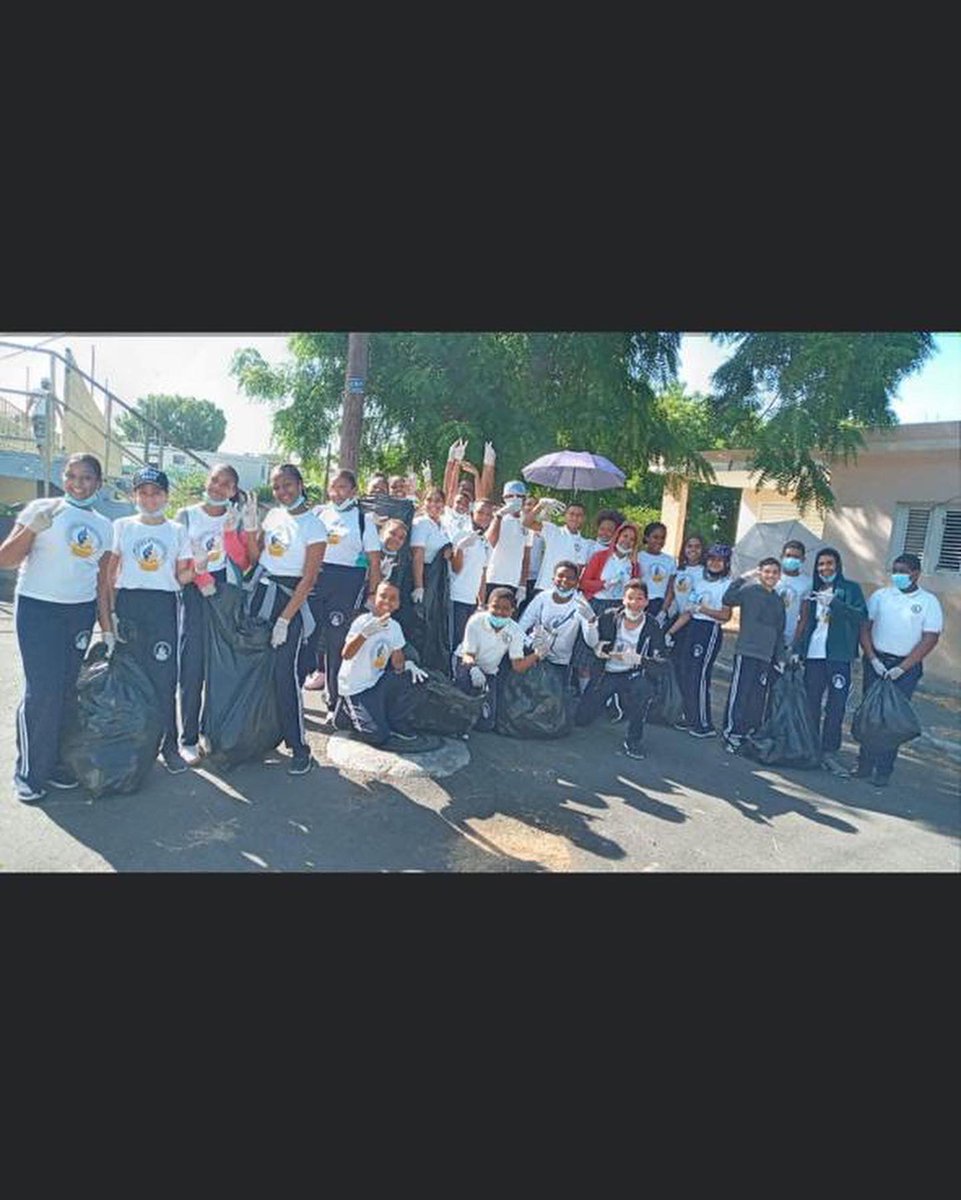Gruddy30's tweet photo. Reconocemos el gran gesto de la jornada ejecutada en el día de hoy por el colegio Las Américas en el que se desplazaron por las calles del municipio de Azua de Compostela realizando una labor de recogida de desechos sólidos. Los aplaudimos. ¡Azua es la marca y hay que cuidarla! https://t.co/Gc7YbsXJOv