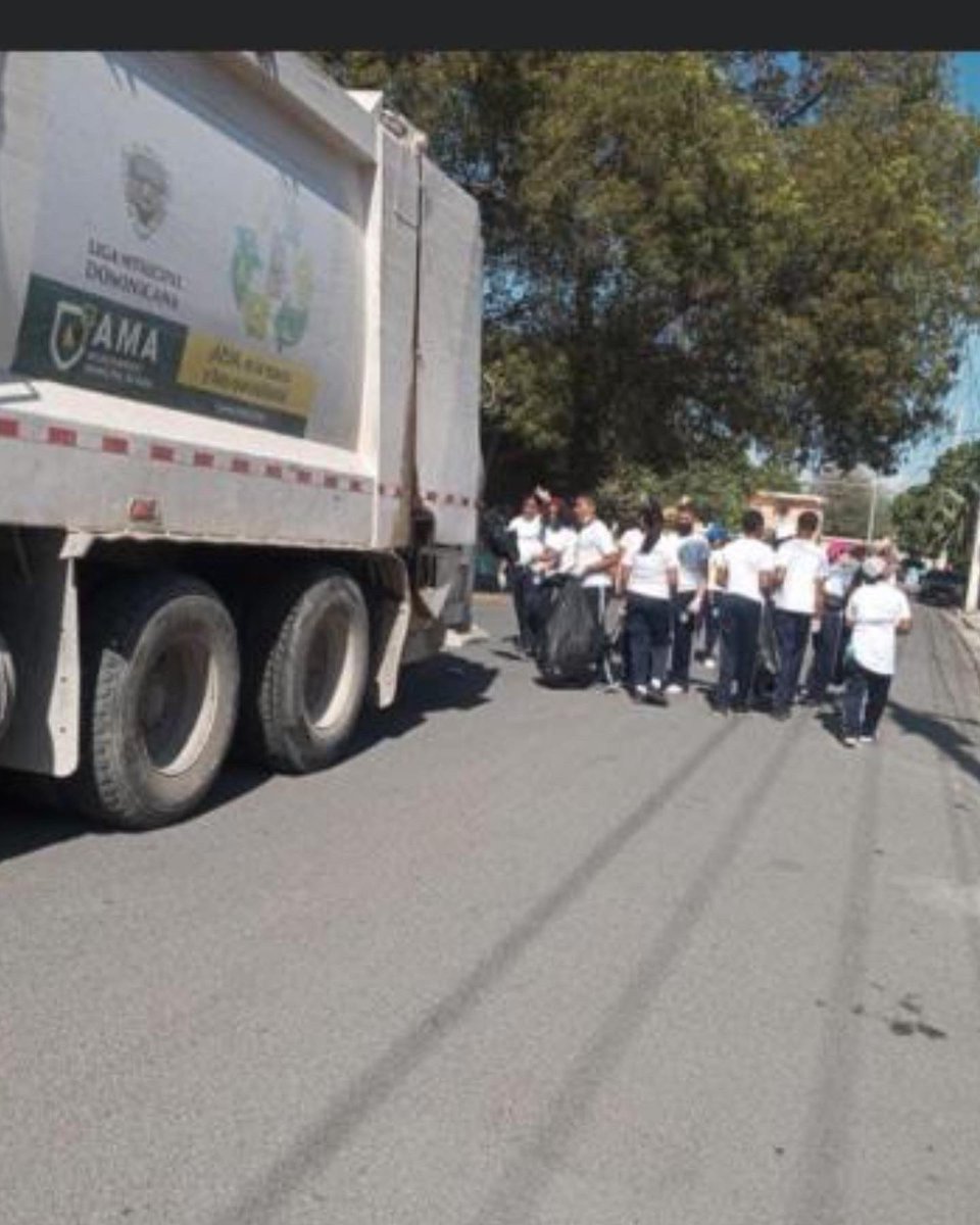 Gruddy30's tweet photo. Reconocemos el gran gesto de la jornada ejecutada en el día de hoy por el colegio Las Américas en el que se desplazaron por las calles del municipio de Azua de Compostela realizando una labor de recogida de desechos sólidos. Los aplaudimos. ¡Azua es la marca y hay que cuidarla! https://t.co/Gc7YbsXJOv