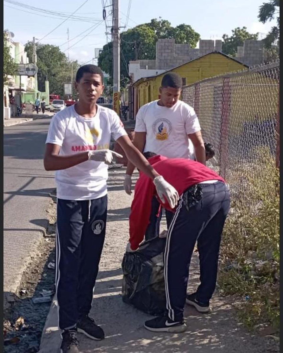Gruddy30's tweet photo. Reconocemos el gran gesto de la jornada ejecutada en el día de hoy por el colegio Las Américas en el que se desplazaron por las calles del municipio de Azua de Compostela realizando una labor de recogida de desechos sólidos. Los aplaudimos. ¡Azua es la marca y hay que cuidarla! https://t.co/Gc7YbsXJOv