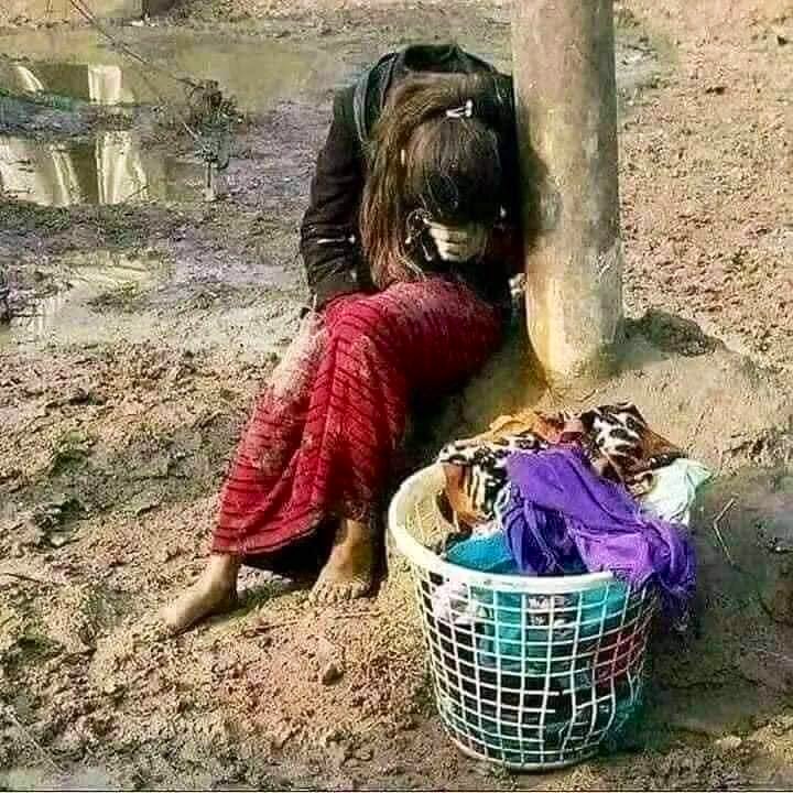 Two heartbreaking pictures of the earthquake in Afghanistan.
Both lost whole family in the earthquake.