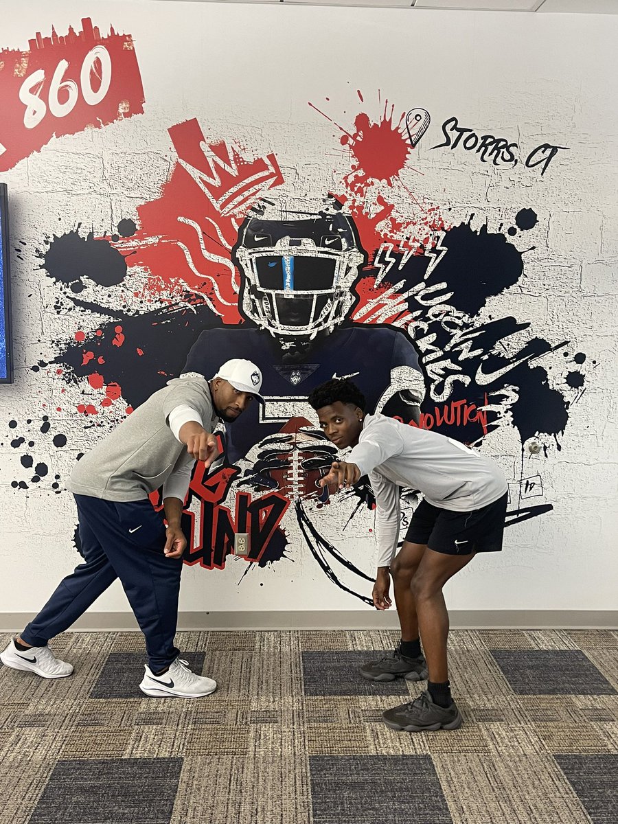 BLESSED to say I received an offer from the University Of Connecticut!🐺#HUSKYREVOLUTION #MUDGANG <a href="/CoachJimMoraFB/">Jim Mora</a> <a href="/CoachDHilliard/">Coach Hilliard</a> <a href="/RisingStars6/">Rising Stars Academy</a> <a href="/DickersonKoach/">Koach Dickerson</a> @coach_grice