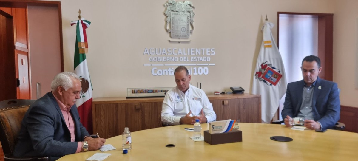lrojasnieto's tweet photo. Aguascalientes será sede del 3er Seminario de Ferrocarriles 🚉 . Hoy el gobernador @MartinOrozcoAgs  dió todo el apoyo para la organisación  del evento con conferencias de los grandes proyectos FF CC.
#Aguascalientes 
#ferrocarriles 
@AMIVTACmx
@AMFerrocarriles 
@CICAgs1968 https://t.co/LyT6t9RKl1