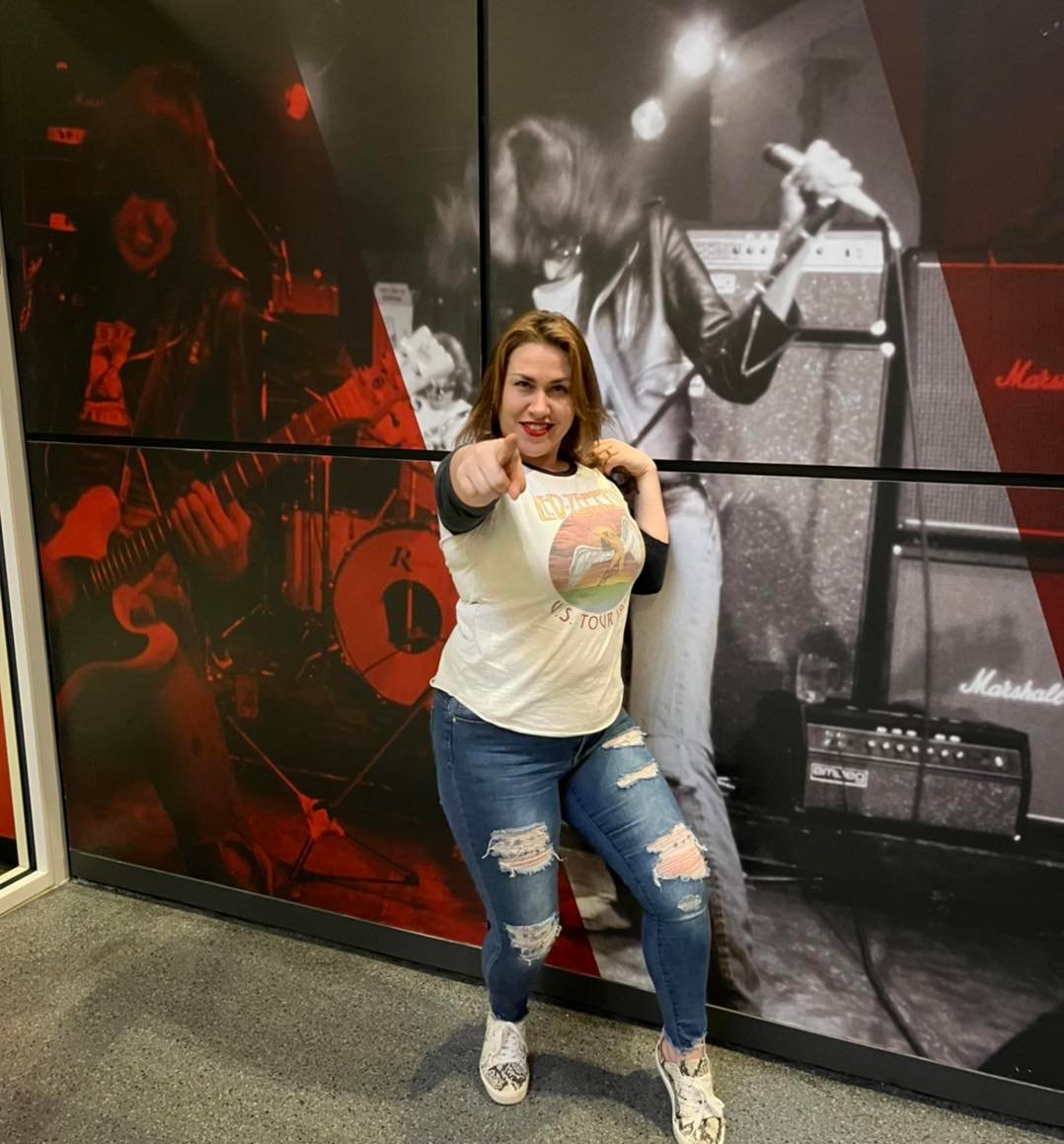 Quonset_Hut's tweet photo. Hey you! Yeah, YOU!
Come to the Hut tomorrow in a band tee to save 10% on your vinyl purchase! 📸: 97.5 WONE #qhut #quonsethut #tellafriend #bandteefriday https://t.co/Ym4DYlPUwg