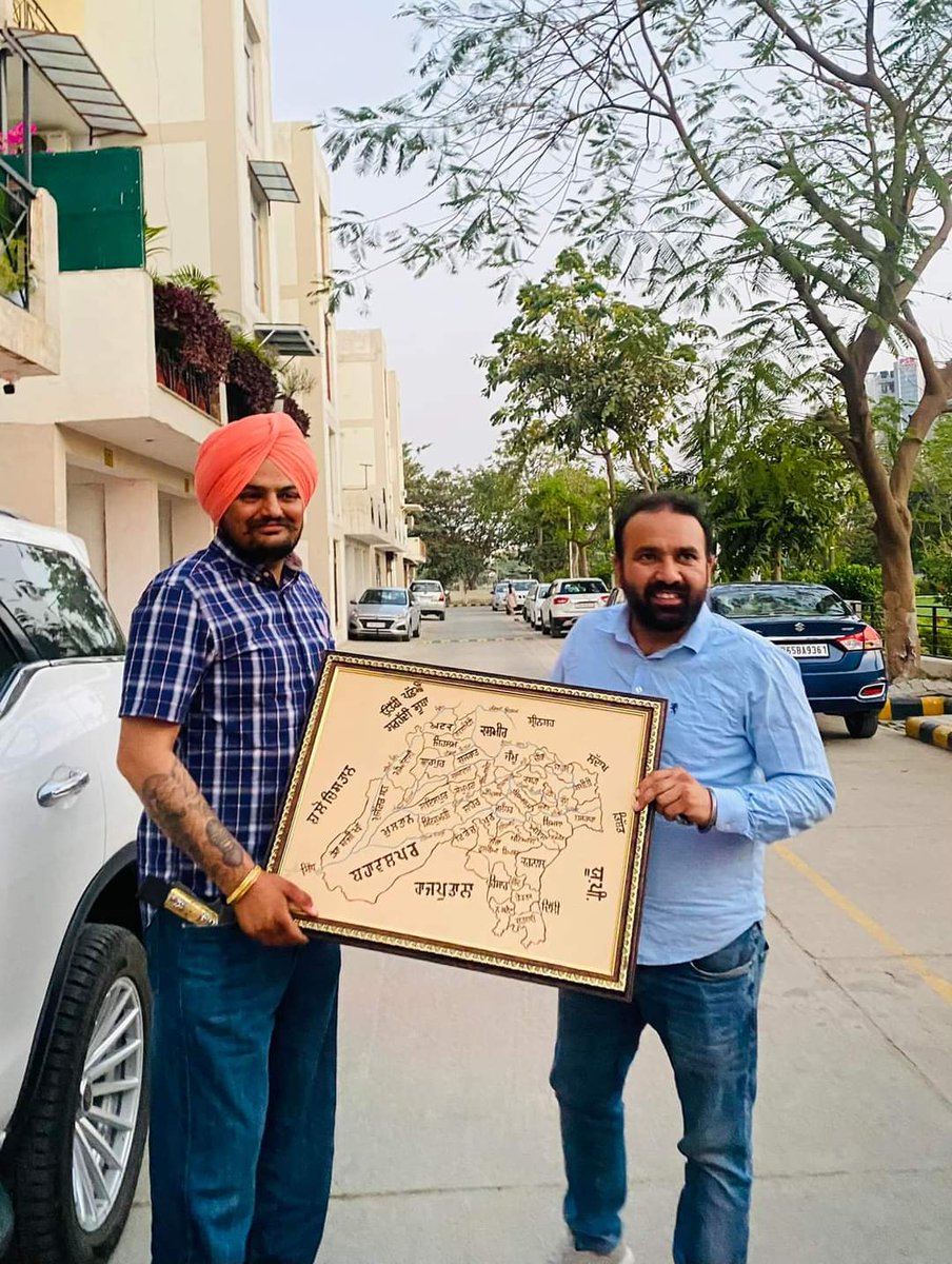 gurshamshir's tweet photo. #Sidhumoosewala got Portrait of the khalsa Raj &amp; United Panjab Map  as  present  from his friend &amp;  music video director #StalinveetSingh after completion of the recording of his #SYL Song. Stalinveer  has been part of #SYLByLegendMoosewala song project. 
#MaharajaRanjitSingh https://t.co/vIkxAnPSU7
