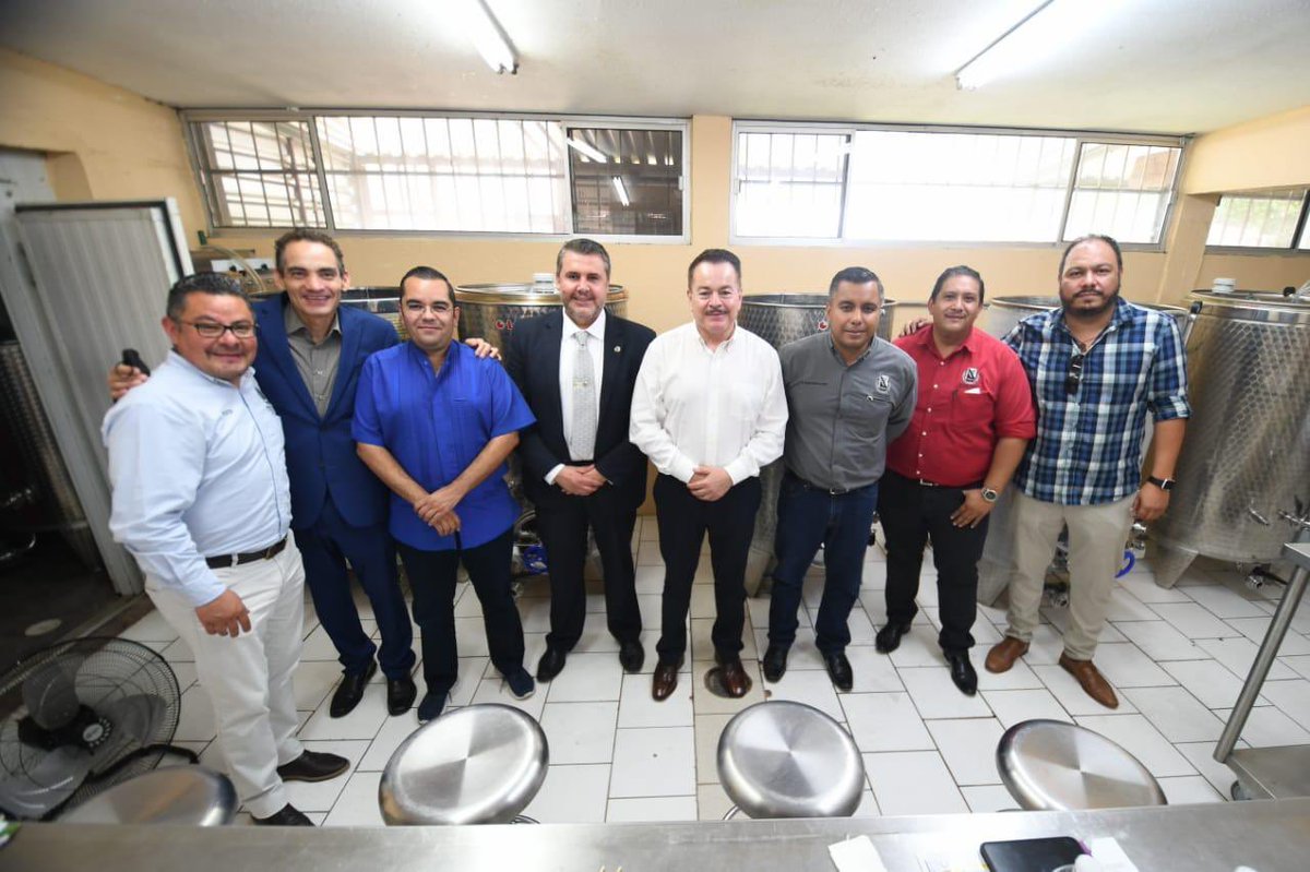 ¡Tuvimos una visita guiada en FACIATEC, para conocer el proceso de elaboración del vino! 🤩🍷
En esta ocasión el Diputado Mario Vázquez, nos hizo el honor de degustar nuestra más reciente creación “Corazón de Jaguar” que es la pulpa o el aguardiente de nuestros 3 vinos.