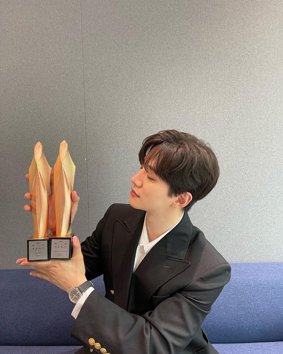 2pmalways's tweet photo. [2PM IG]
Director-nim, didn't you win the third prize, the Pretty Dreamy Award, also?👑🏆

#BaeksangArtsAwards #2GrandPrizes
#CongratulationsAgain🎉
https://t.co/pnUpDqDPqx https://t.co/jqWqMmaWTQ