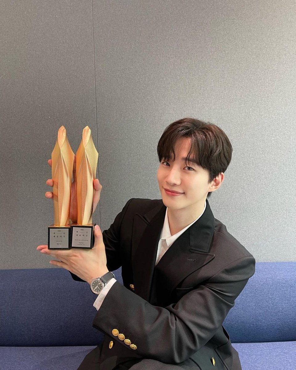 2pmalways's tweet photo. [2PM IG]
Director-nim, didn't you win the third prize, the Pretty Dreamy Award, also?👑🏆

#BaeksangArtsAwards #2GrandPrizes
#CongratulationsAgain🎉
https://t.co/pnUpDqDPqx https://t.co/jqWqMmaWTQ