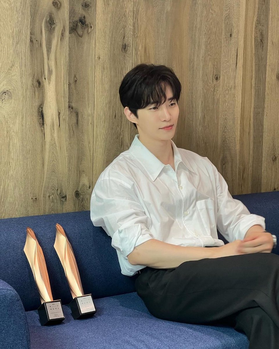 2pmalways's tweet photo. [2PM IG]
Director-nim, didn't you win the third prize, the Pretty Dreamy Award, also?👑🏆

#BaeksangArtsAwards #2GrandPrizes
#CongratulationsAgain🎉
https://t.co/pnUpDqDPqx https://t.co/jqWqMmaWTQ