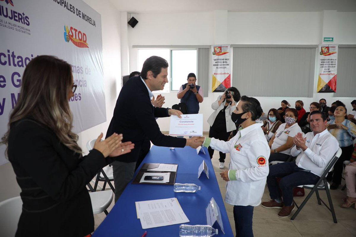 MoreliaGob's tweet photo. 🧍🏻‍♀️¡En el Ayuntamiento de Morelia trabajaremos en favor de las mujeres!

@AlfonsoMtz_Mx manifestó que luchará para que morelianas tengan las mismas oportunidades; así lo expresó, en la entrega de diplomas al personal del @OficialSIDEMM por capacitación en temas de género. https://t.co/4n8Yches9M