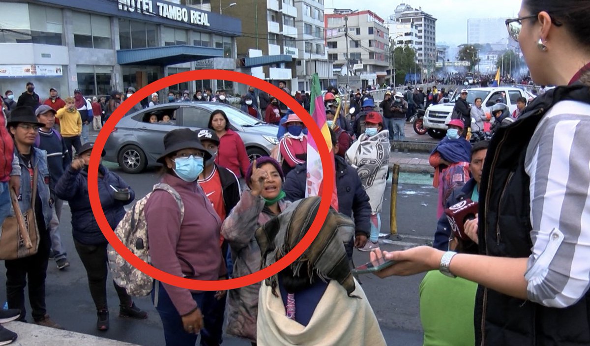 DanielAcostag's tweet photo. Estas son las mujeres que empezaron la agresión a los chicos de @ucsg_tv. ¡ES INDIGNANTE! https://t.co/itGquzGei3